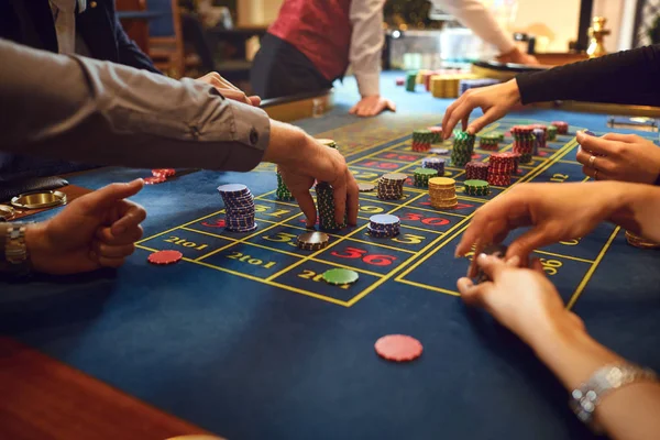 Roulette-Tisch-Chips in einem Casino. Spieler schließen Wetten im Casino ab. — Stockfoto