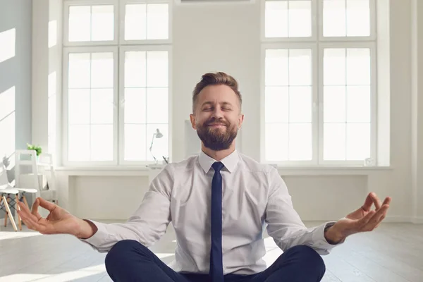 Zakenman mediteert op kantoor op de werkplek. — Stockfoto