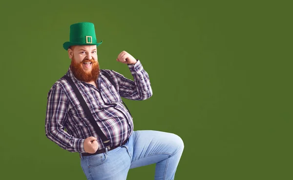 Happy St. Patricks Day. Fat man in a green hat is dancing fun on a green background — 스톡 사진