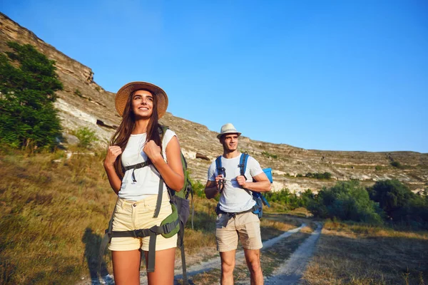 Couple hikers with backpack on hike in nature — Stock Photo, Image