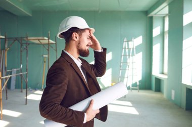 Beyaz miğferli ustabaşı içeride bir inşaat alanında şoka girince şaşırdı.