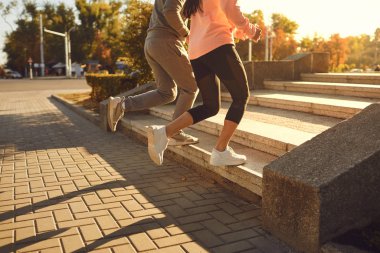 Bir adam ve bir kadın sabah şehir caddesinde koşuyorlar..