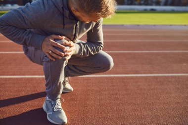 Eğitimde dizinden yaralanmış. Adam egzersiz sırasında bacağını yaralamış..