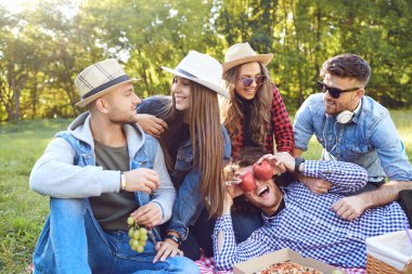 Parkta piknik üzerinde mutlu arkadaşlar.