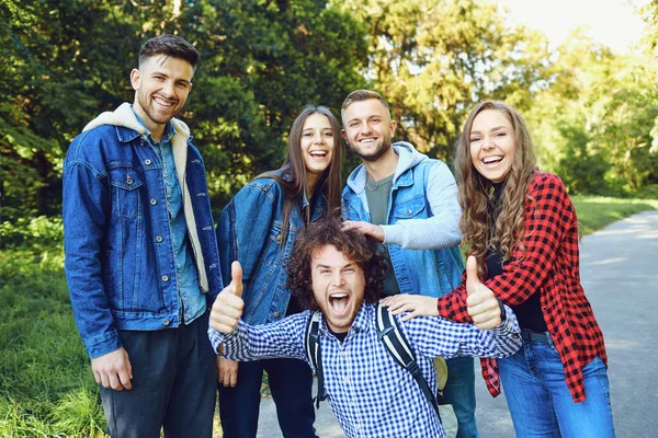 Happy vrienden lachen in het park. — Stockfoto