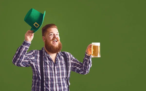 Happy St. Patricks Day. Fat man in a green hat holds his hands up glasses with beer — 스톡 사진