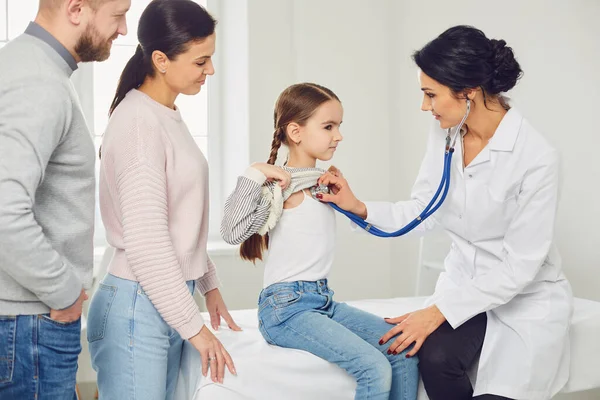 Rodzina z dzieckiem dziewczyna odwiedzenie lekarza kobieta w gabinecie kliniki. — Zdjęcie stockowe