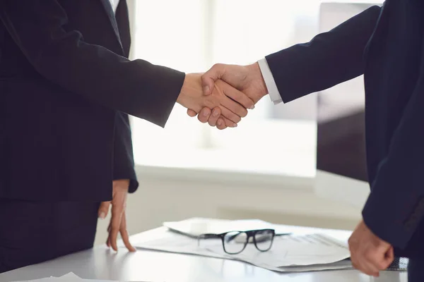 Handshake of businesspeople. Businesspeople hands makes a handshake in the office. — Stock Photo, Image