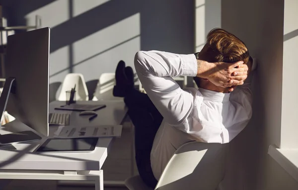 Affärsman vilar slappnar av meditera drömmar på arbetsplatsen vid bordet med en dator på kontoret — Stockfoto