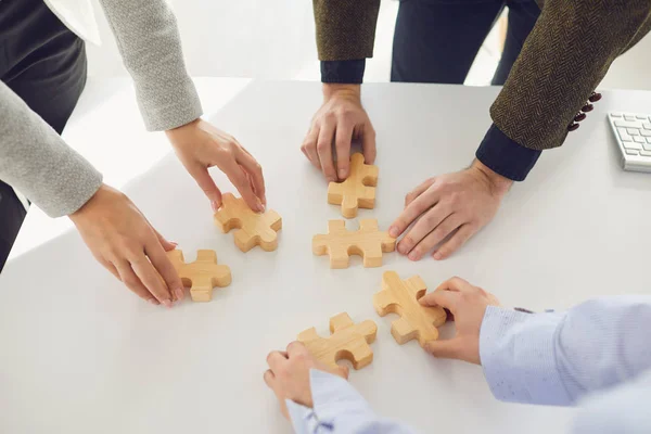 Pessoas de negócios sem rosto colocando puzzles ideia juntos — Fotografia de Stock