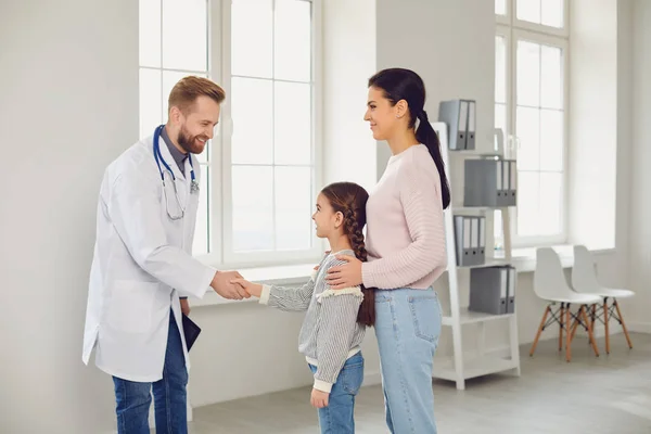 Szczęśliwa rodzina z wizytą u lekarza w gabinecie lekarza. — Zdjęcie stockowe