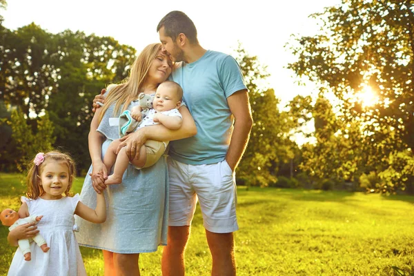 Familie mit Baby steht auf Gras im Park — Stockfoto