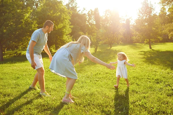 Szczęśliwa młoda rodzina z dziećmi w parku — Zdjęcie stockowe