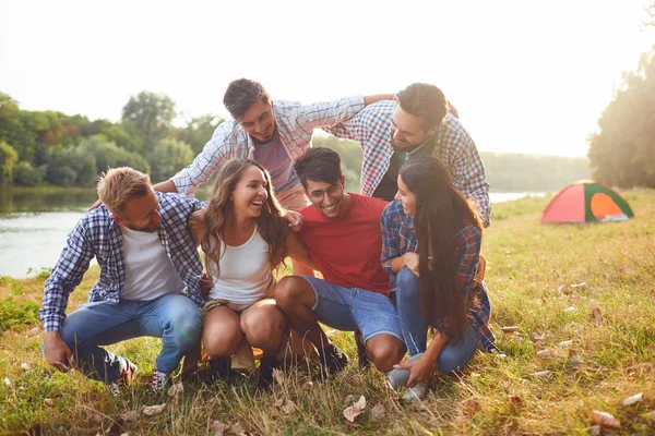 Groep mensen glimlachend op een picknick — Stockfoto