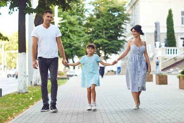 Šťastná rodina procházky spolu v ulici města — Stock fotografie