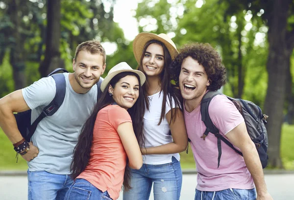 Studenti allegri sorridono a un incontro in un parco cittadino — Foto Stock