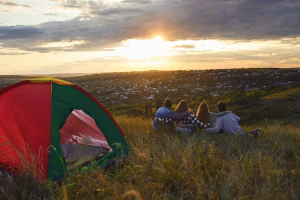 People hikers on nature in the evening at sunset. — Stock Photo, Image