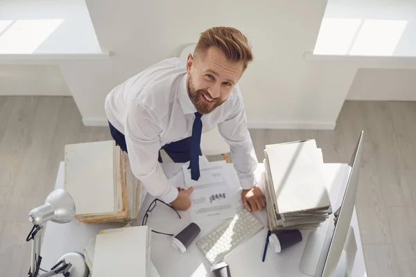 Vista dall'alto. Uomo d'affari che lavora in ufficio . — Foto Stock