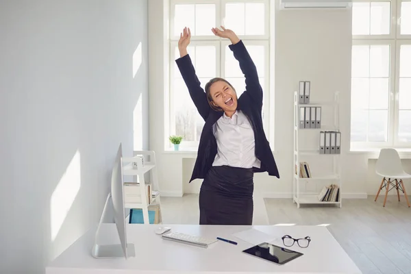 Empresária feliz animado celebrando o sucesso no local de trabalho — Fotografia de Stock