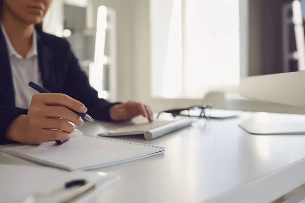 Werk in het kantoor op de computer. Zakelijke vrouwen handloos gezicht is het typen op een computer toetsenbord. — Stockfoto