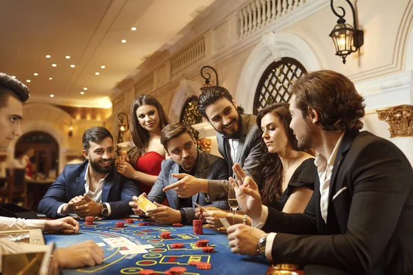 Um grupo de pessoas jogando em um cassino — Fotografia de Stock