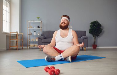 Komik yoga. Şişman adam odada yoga egzersizi yapıyor..