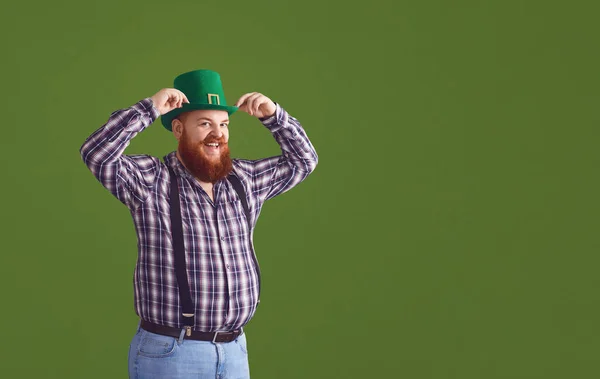 Szczęśliwego Dnia Św. Patryka. Fat zabawny człowiek w zielonym kapeluszu uśmiecha się na zielonym tle Patricks Day. — Zdjęcie stockowe