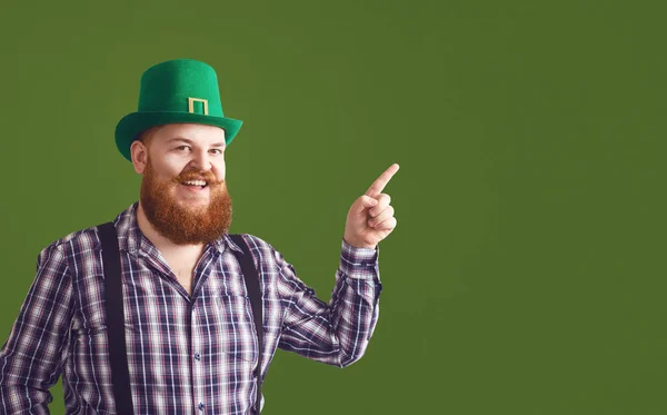 Grattis på St Patricks-dagen. Fett rolig skäggig man hatt pekar ett finger på grön Patricks dag bakgrund — Stockfoto