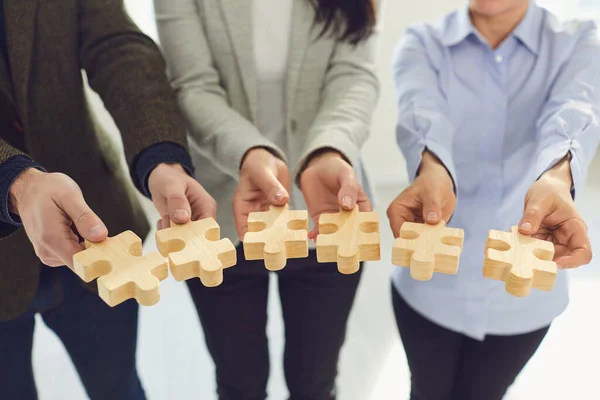 Cultiver les gens formels montrant des pièces de puzzle en bois — Photo