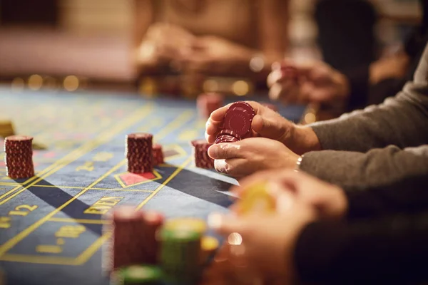 A szerencsejátékosok fogadásokat kötnek a rulett asztalnál egy kaszinóban.. — Stock Fotó
