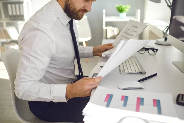 O trabalho de escritório não tem rosto. Empresário trabalha em uma mesa com um computador no escritório . — Fotografia de Stock