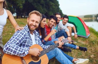 Gençler hafta sonları doğada eğleniyor..