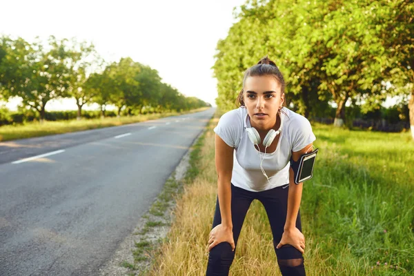 Dziewczyna Runner odpoczynku przed jogging na drodze — Zdjęcie stockowe