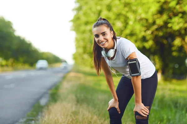 Dziewczyna Runner odpoczynku przed jogging na drodze — Zdjęcie stockowe