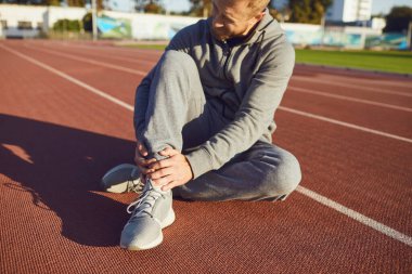 Eğitimde dizinden yaralanmış. Adam egzersiz sırasında bacağını yaralamış..