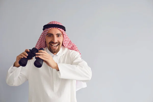 Арабский бизнесмен улыбается портрет стоя на сером фоне — стоковое фото