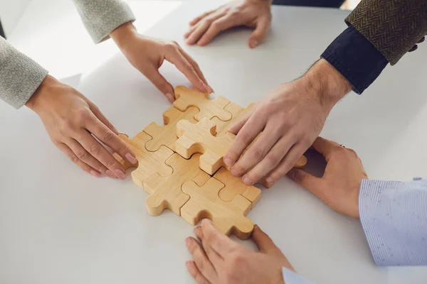 Pessoas de negócios sem rosto colocando puzzles ideia juntos — Fotografia de Stock