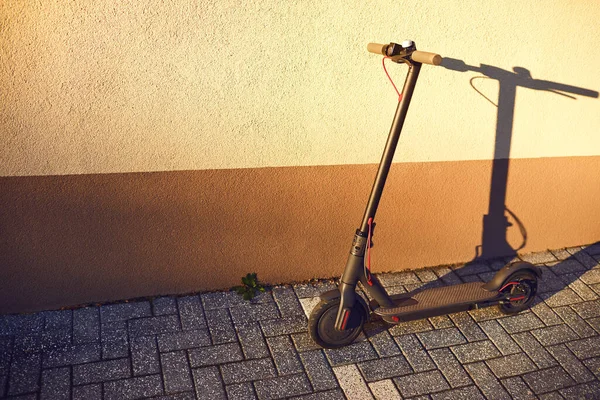 Электрический скутер на фоне стены — стоковое фото