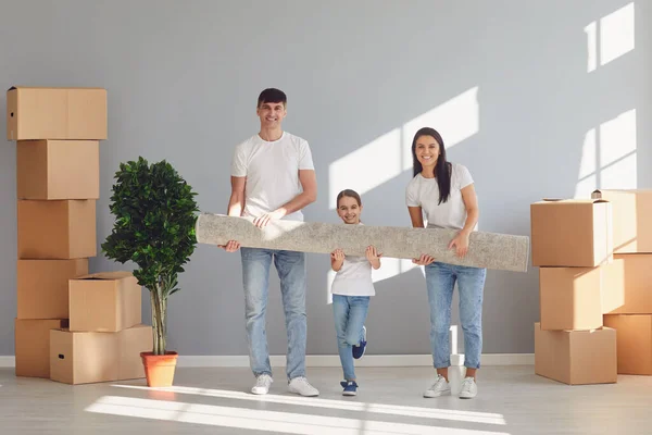 Familia feliz con niños moviéndose con cajas en una nueva casa de apartamentos . — Foto de Stock