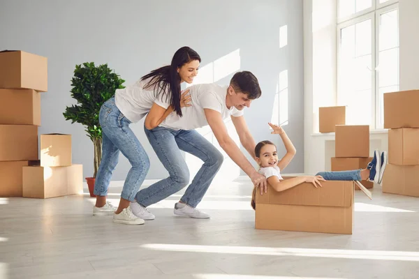 Familj flyttar hem lägenhet omlokalisering köp hyra bolån försäljning rum koncept. — Stockfoto