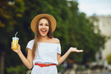 Sokakta şapkalı güzel sarışın bir kadın..