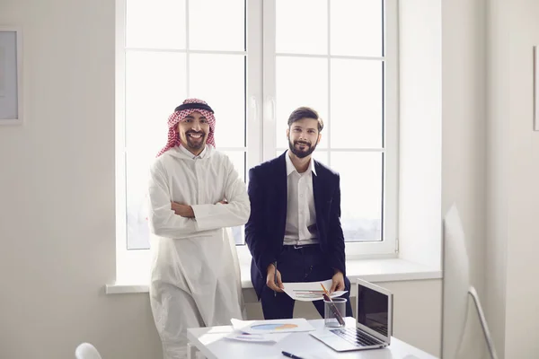 Arab dan Eropa orang bisnis berdiri bersama-sama di kantor modern. — Stok Foto