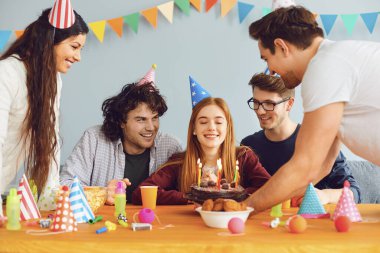 Doğum günün kutlu olsun. Pastalı bir grup arkadaş kızın doğum gününü kutluyor.