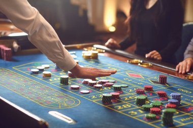 Kumarhanede rulet pokerinde kumar oynayan insanlar.