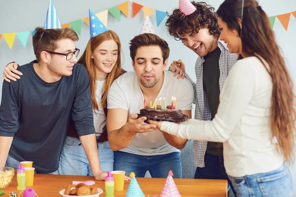 Happy Birthday party. A group of friends with a cake wishes the man a happy birthday — Stockfoto