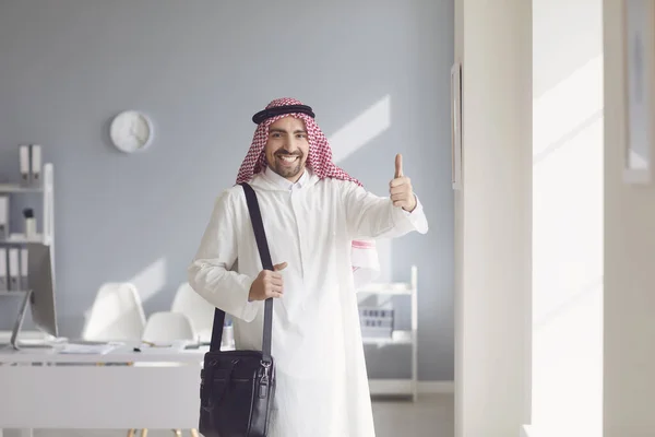 Счастливый араб поднял большой палец в белом офисе — стоковое фото