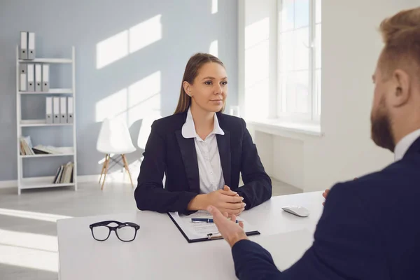 Abogada notaria mujer en una reunión con un cliente masculino en la oficina —  Fotos de Stock