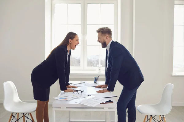 Screaming business people against each other in office — Stock Photo, Image