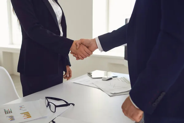 Handshake. Crop business people shaking hands in agreement — Stock Photo, Image