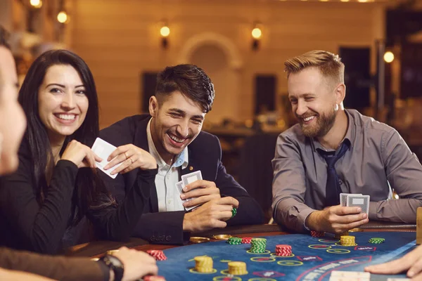 Eine Gruppe wohlhabender junger Leute zockt in einem Casino. — Stockfoto